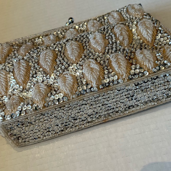 VINTAGE BEAD SEQUIN BAG- Silver sequins and off white beading in leaf pattern. - Picture 6 of 7